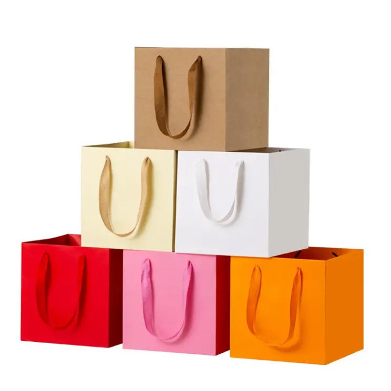 Best Luxury White Card Paper Gift Bag With Ribbon Handles 210gsm Custom Size wholesale