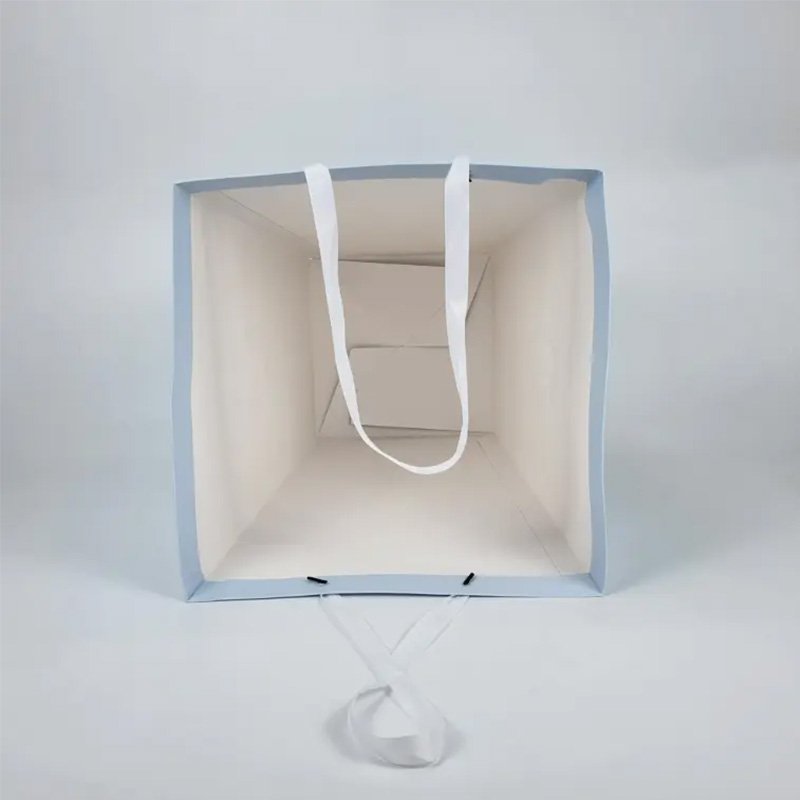 Luxury White Card Paper Gift Bag With Ribbon Handles 210gsm Custom Size